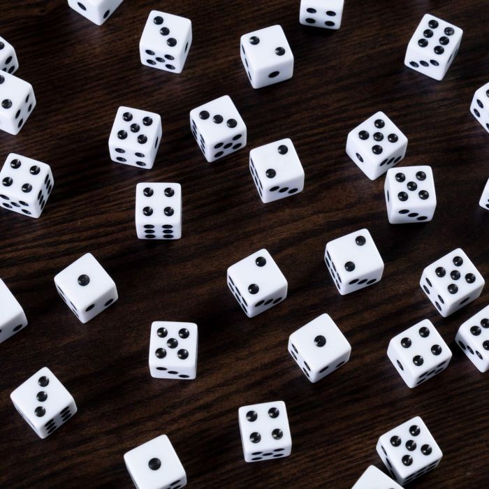 PACK OF 100 Bulk Casino 16mm Dice  Black & White