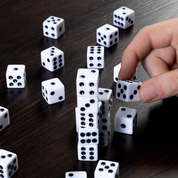 PACK OF 100 Bulk Casino 16mm Dice  Black & White